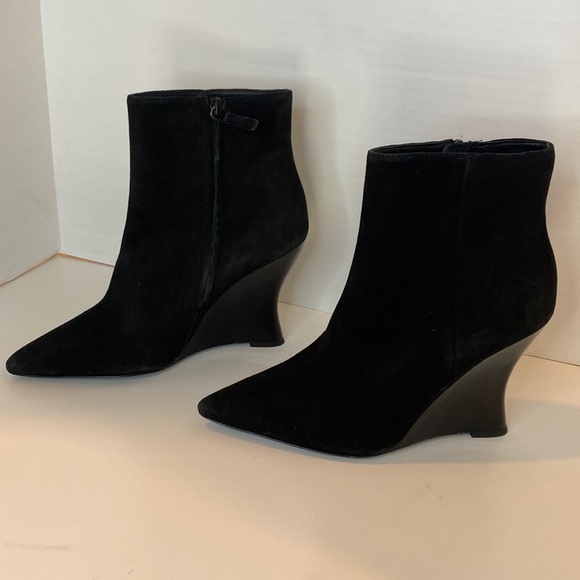 Tory Burch sued black booties with heel size 7 - Picture 2 of 7